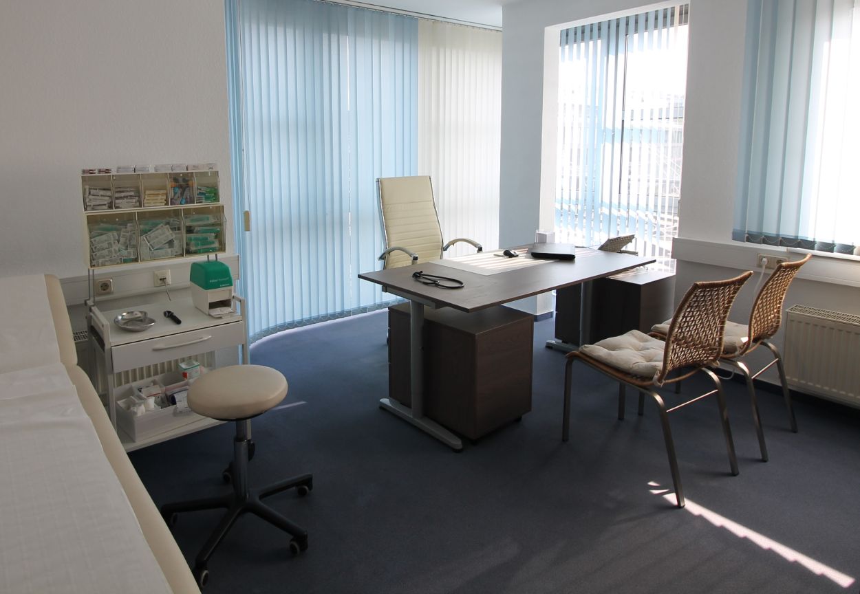 Ein Sprechzimmer der Arztpraxis Dr. med. Martin Schmidt u. Shahla Kamgar