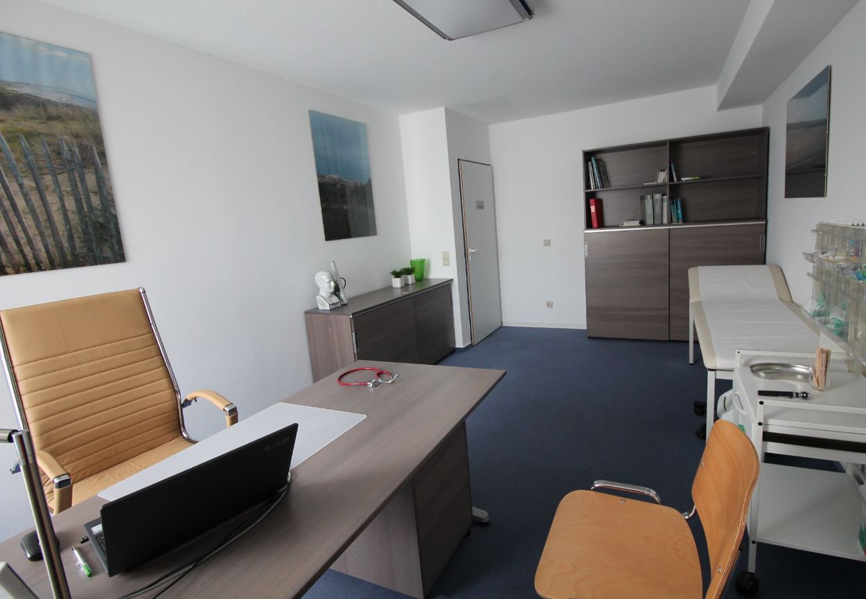 Ein Sprechzimmer der Arztpraxis Dr. med. Martin Schmidt u. Shahla Kamgar