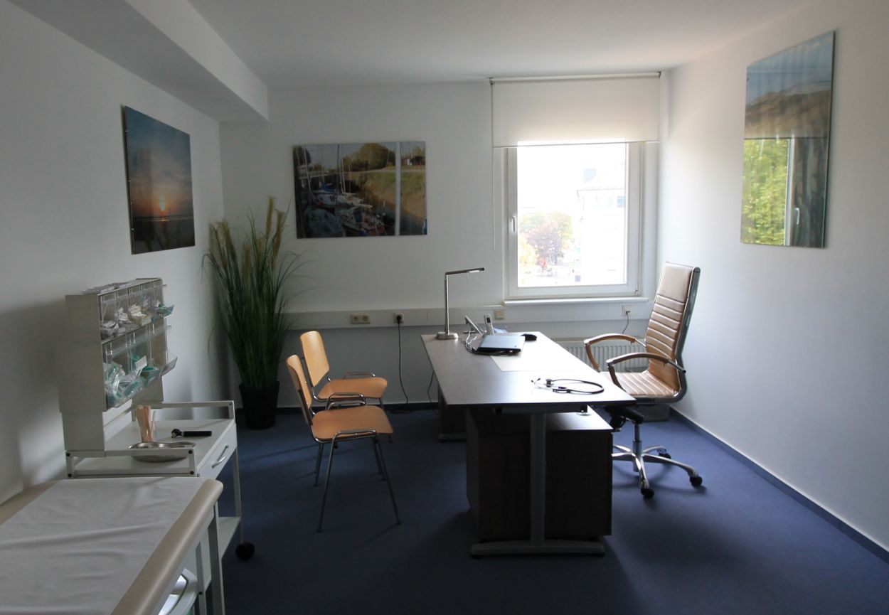 Ein Sprechzimmer der Arztpraxis Dr. med. Martin Schmidt u. Shahla Kamgar