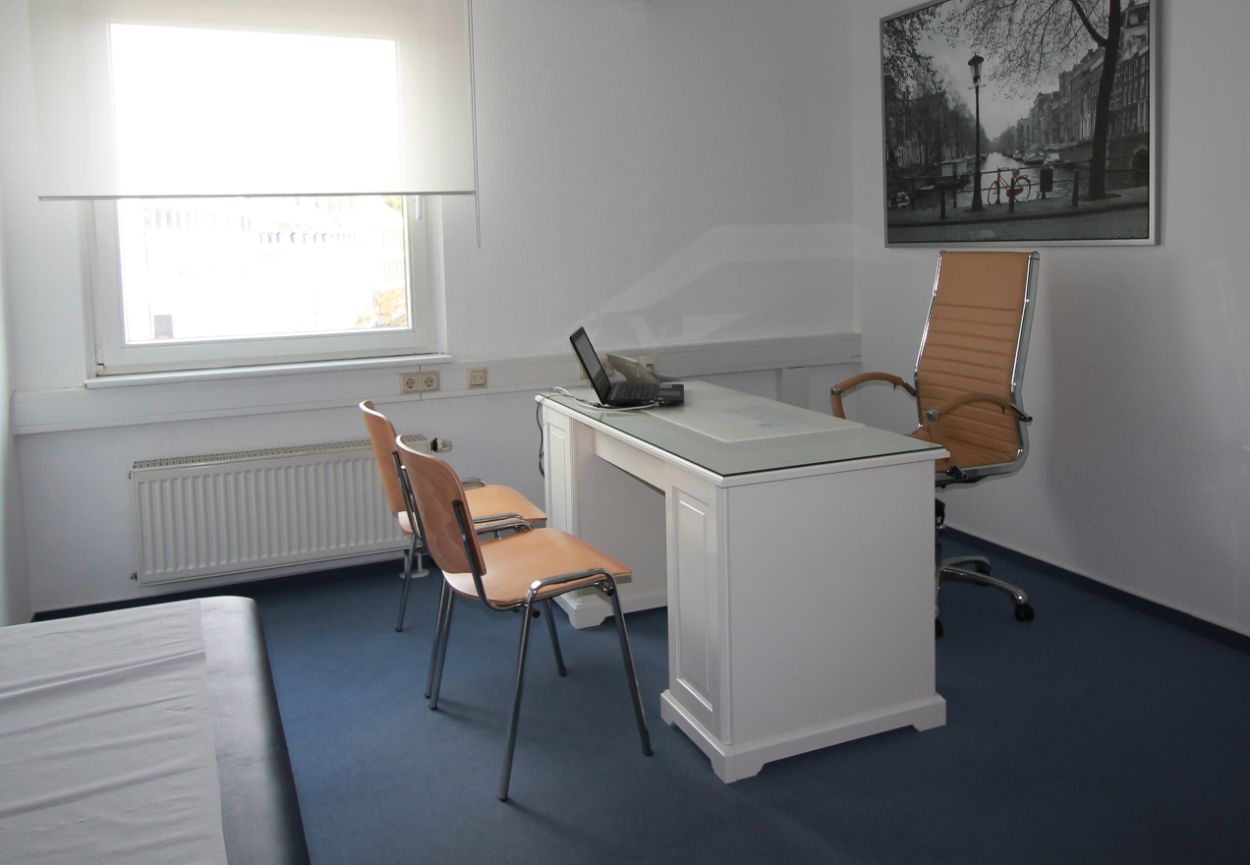 Ein Sprechzimmer der Arztpraxis Dr. med. Martin Schmidt u. Shahla Kamgar