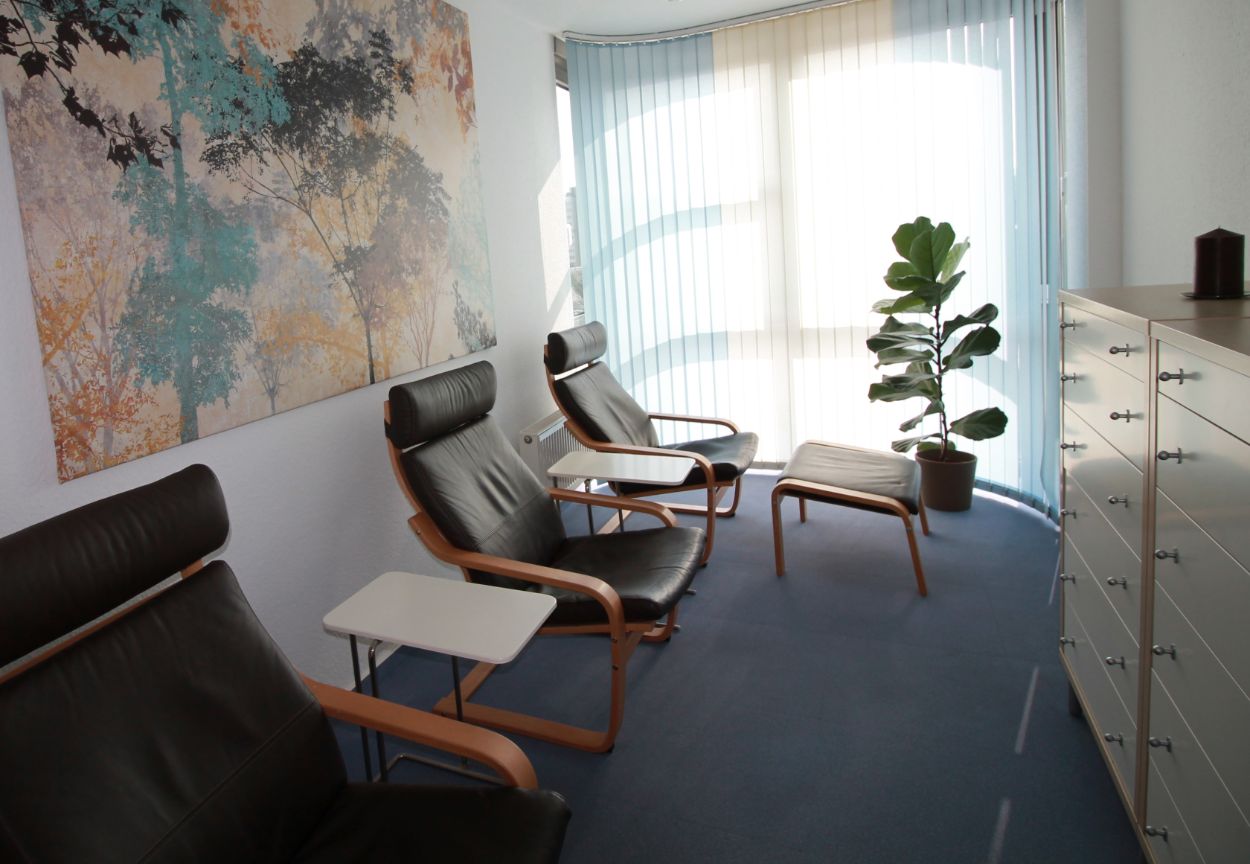 Ein Wartezimmer der Arztpraxis Dr. med. Martin Schmidt u. Shahla Kamgar