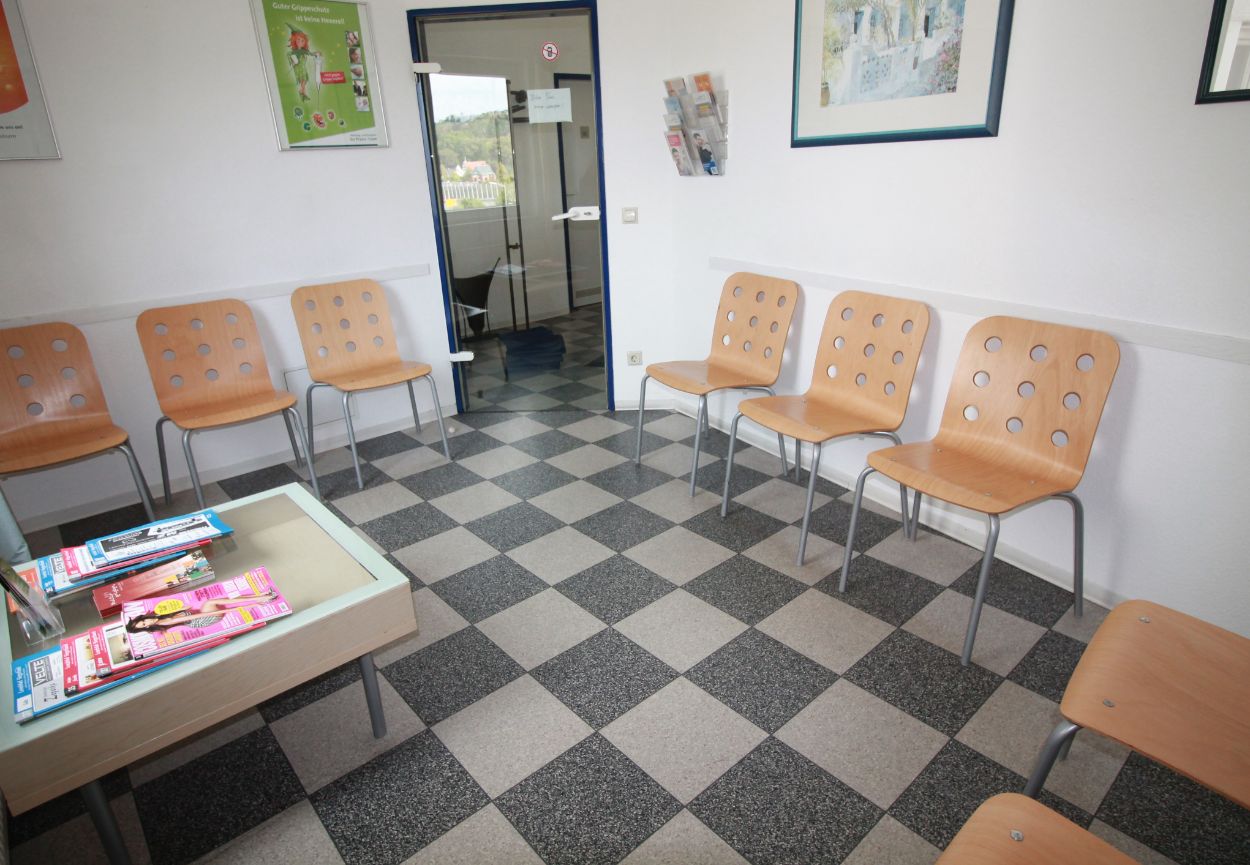 Ein Wartezimmer der Arztpraxis Dr. med. Martin Schmidt u. Shahla Kamgar